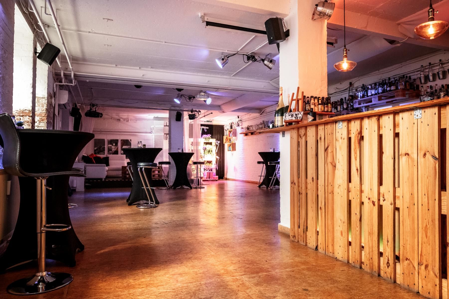 Bar, Lounge und Tanzfläche der Eventlocation