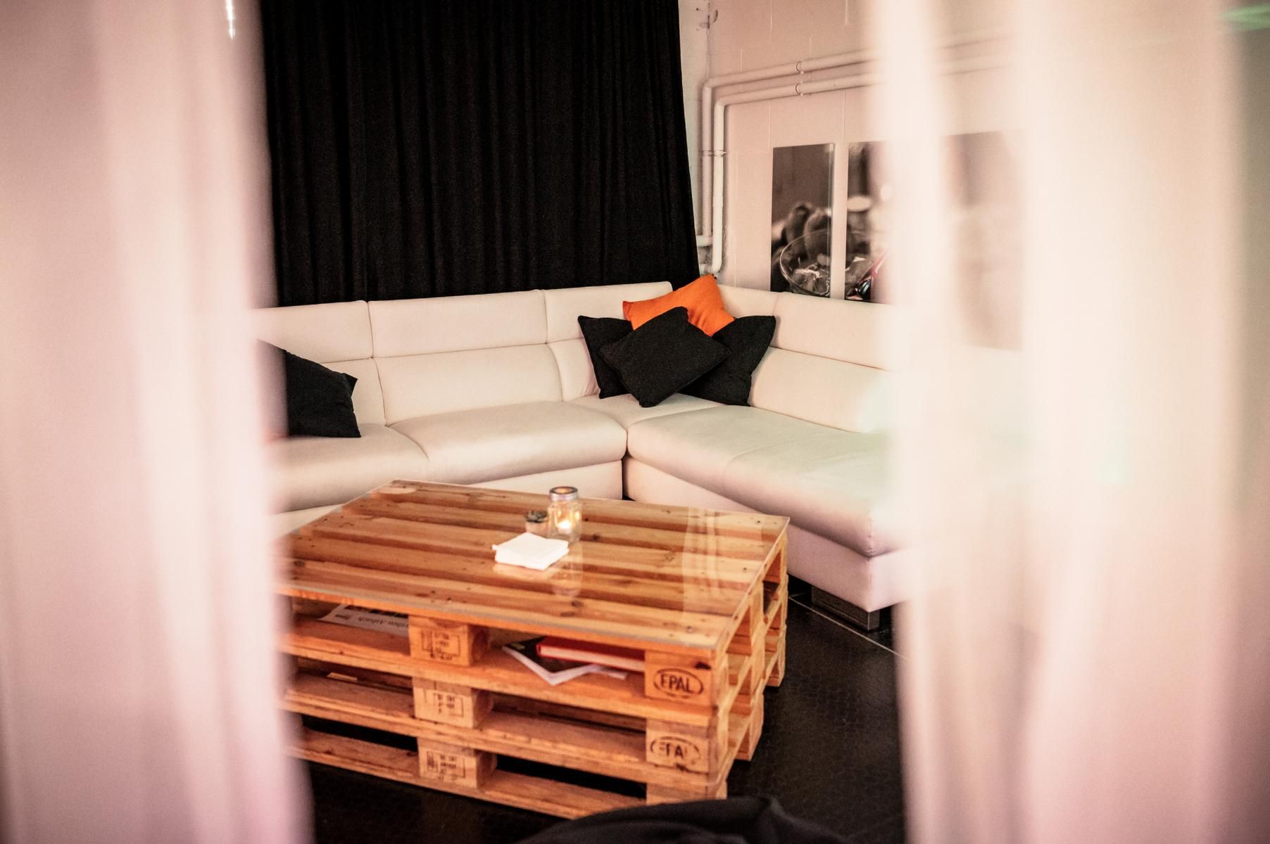 Lounge mit Vorhang
