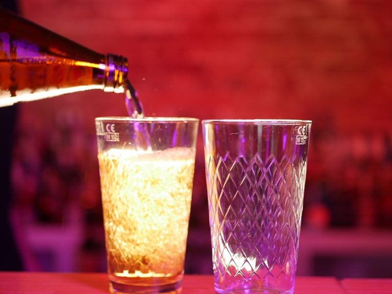 Einschenken von Apfelwein in ein Glas