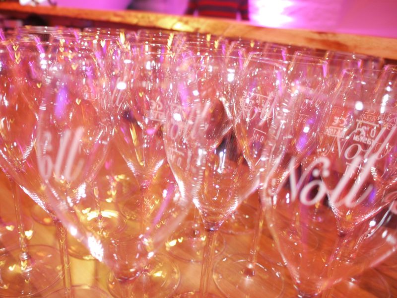 Apfelwein-Nosing-Gläser stehen aufgereiht auf einer Bar