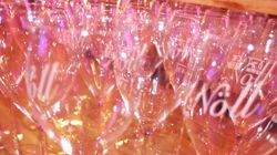 Apfelwein-Nosing-Gläser stehen aufgereiht auf einer Bar