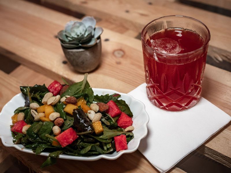 Ein fruchtiger Cocktail mit Salatkreation im Cocktail-Tasting in der Cocktailschule Frankfurt