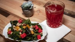 Ein fruchtiger Cocktail mit Salatkreation im Cocktail-Tasting in der Cocktailschule Frankfurt