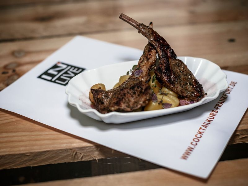Lammkeule auf Gnocci im Cocktail-Tasting in der Cocktailschule Frankfurt