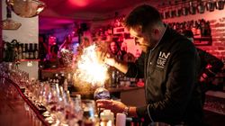 Der Barkeeper liefert eine Feuer-Show bei dem Einschenken im Cocktail-Tasting in der Cocktailschule Frankfurt