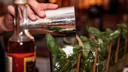 Einschenken einer Reihe Mojitos im Cocktail-Tasting in der Cocktailschule Frankfurt