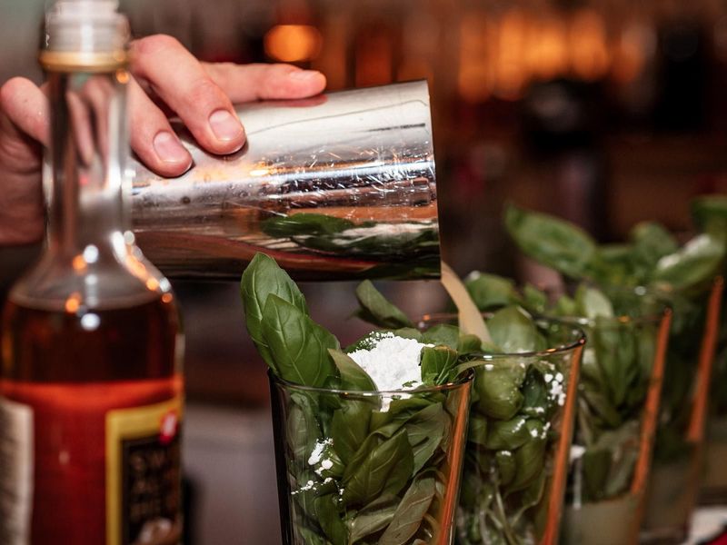 Einschenken einer Reihe Mojitos im Cocktail-Tasting in der Cocktailschule Frankfurt