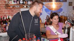 Exclusiver Kurs bei dem Junggesellenabschied, 2 Personen stehen mit einem Shaker hinter der Bar