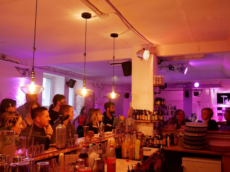 TeilnehmerInnen eines Cocktailkurses hören den Anweisungen zu