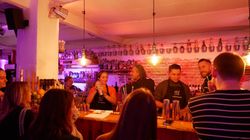 Das Team der Cocktailschule steht hinter der Bar und mixt Cocktails