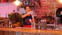 Teilnehmer bei dem Kindergeburtstags-Cocktailworkshop mixen hinter der Bar Cocktails
