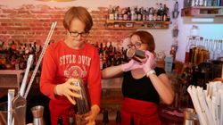 Teilnehmer bei dem Family Cocktailworkshop mixen hinter der Bar Cocktails