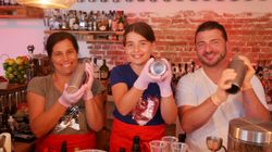 Teilnehmer bei dem Kindergeburtstags-Cocktailworkshop mixen hinter der Bar Cocktails