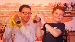 Teilnehmer bei dem Kindergeburtstags-Cocktailworkshop mixen hinter der Bar Cocktails