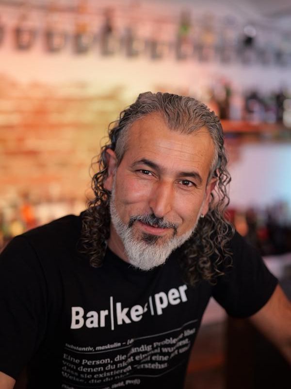 Menderes – Barchef. Geschmacksträger. Nachtaktiv.