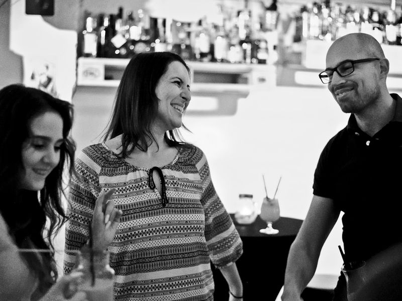 Menschen feiern auf der Tanzbar-Ü30-Party