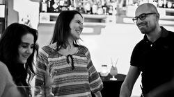 Menschen feiern auf der Tanzbar-Ü30-Party