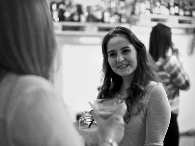 Menschen feiern auf der Tanzbar-Ü30-Party