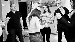 Menschen feiern auf der Tanzbar-Ü30-Party