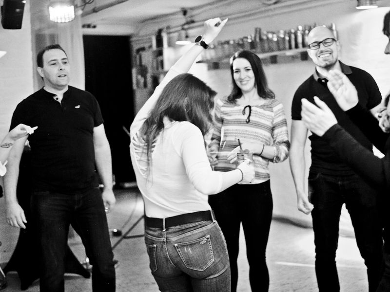 Menschen feiern auf der Tanzbar-Ü30-Party