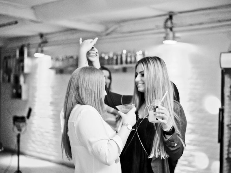 Menschen feiern auf der Tanzbar-Ü30-Party