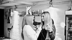 Menschen feiern auf der Tanzbar-Ü30-Party