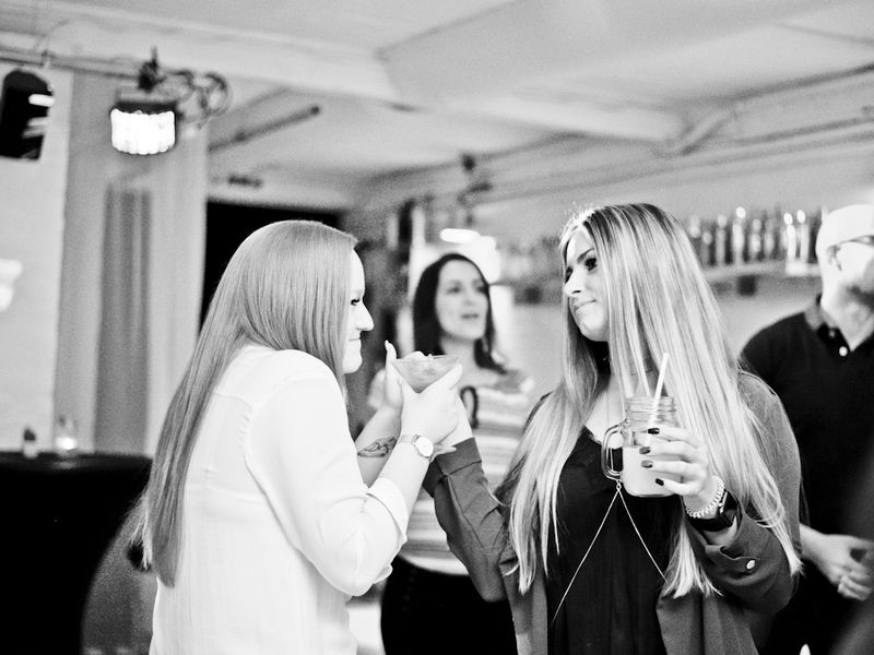 Menschen feiern auf der Tanzbar-Ü30-Party