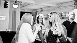 Menschen feiern auf der Tanzbar-Ü30-Party