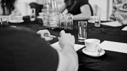 TeilnehmerInnen eines Teamenvents hören den Anweisungen zu