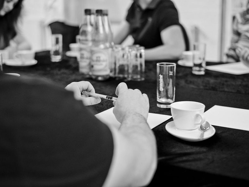 TeilnehmerInnen eines Teamenvents hören den Anweisungen zu