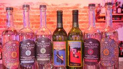 Mehrere Tequila-Flaschen stehen aufgereiht auf einer Bar