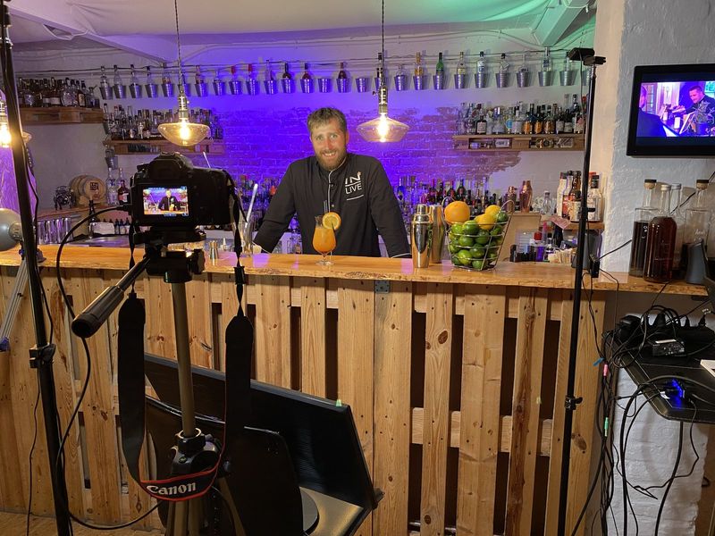 Professionelles Streaming-Studio für digitale Teamevents